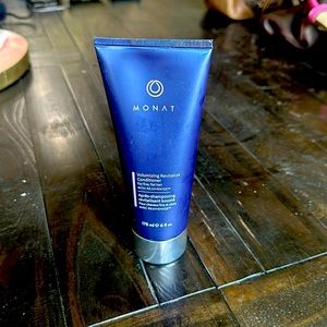 Monat volumizing, revitalizing conditioner for fine, flat hair
